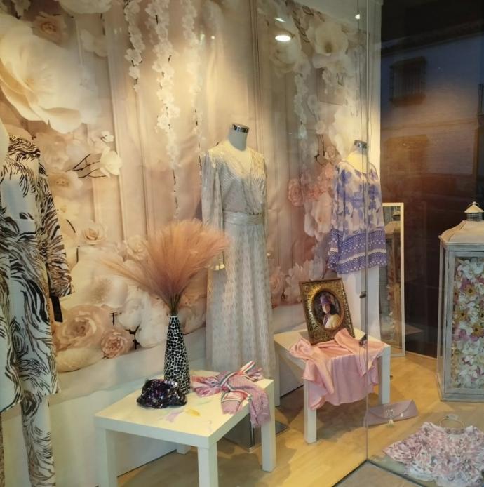 Escaparate con vestidos Escaparate Moda